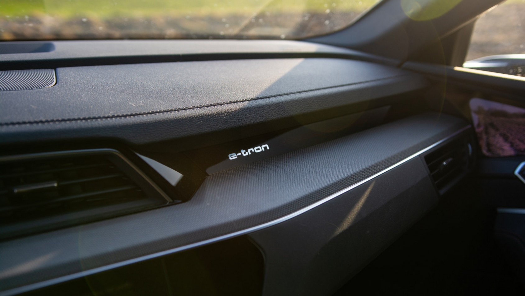 Audi SQ8 Sportback e-tron deska rozdzielcza