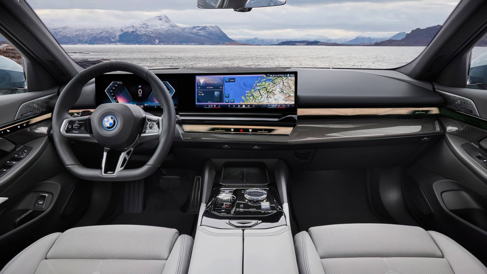 2024 BMW serii 5/i5 Touring kokpit