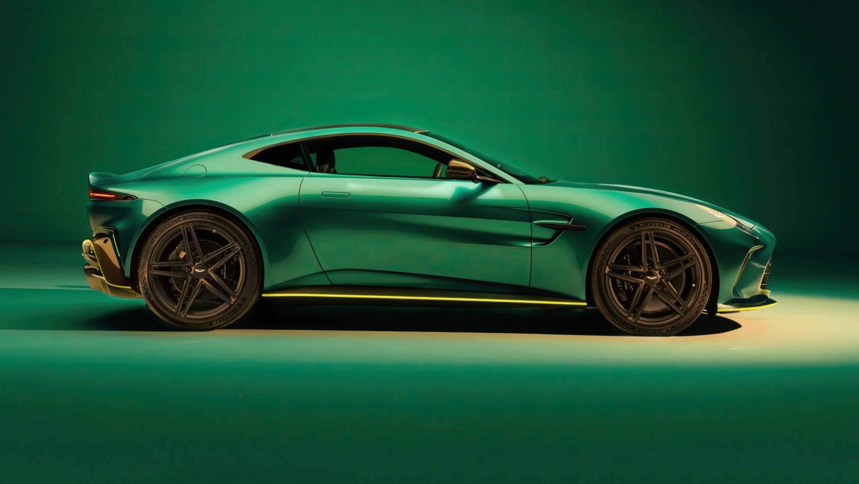 2024 Aston Martin Vantage coupe profil