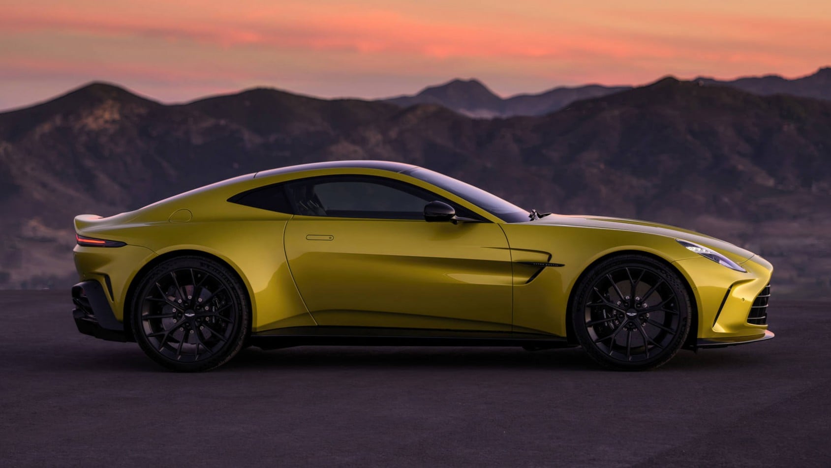 2024 Aston Martin Vantage coupe sylwetka