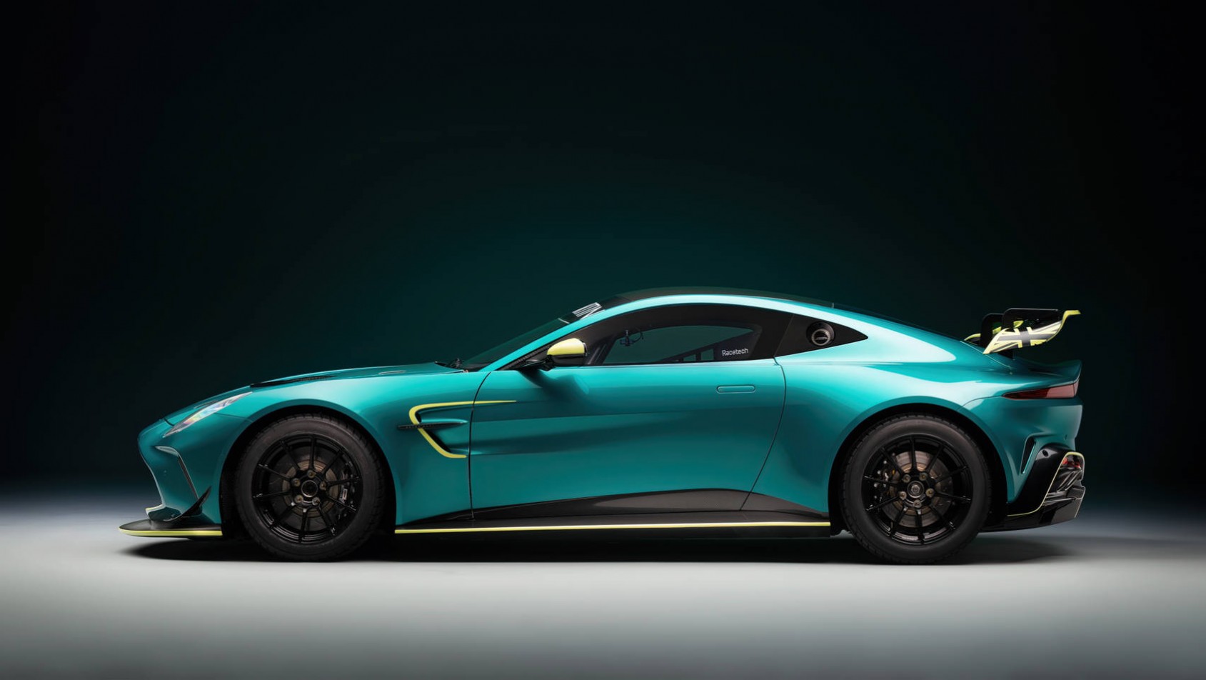 2024 Aston Martin Vantage GT4 profil