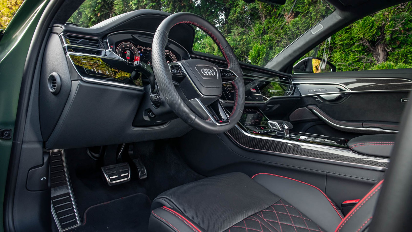 Audi S8 wnętrze od kierowcy