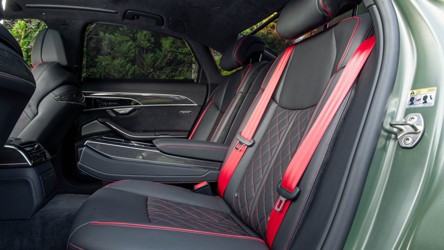 2024 Audi S8 czerwone pasy