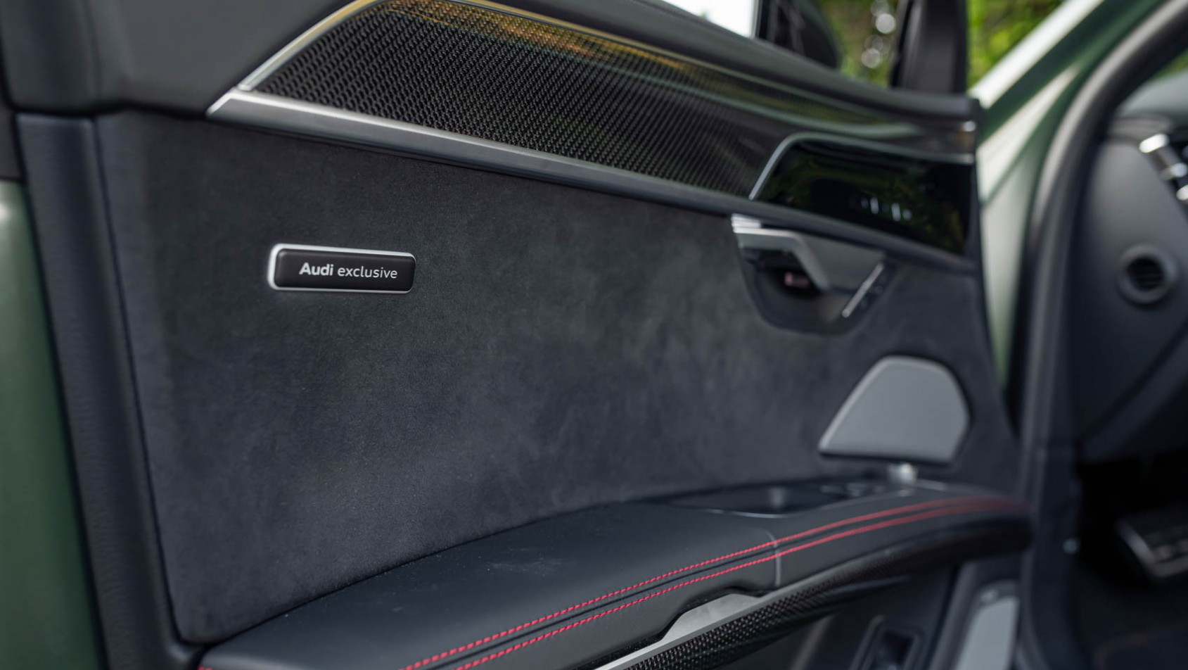 2024 Audi S8 tapicerka drzwi