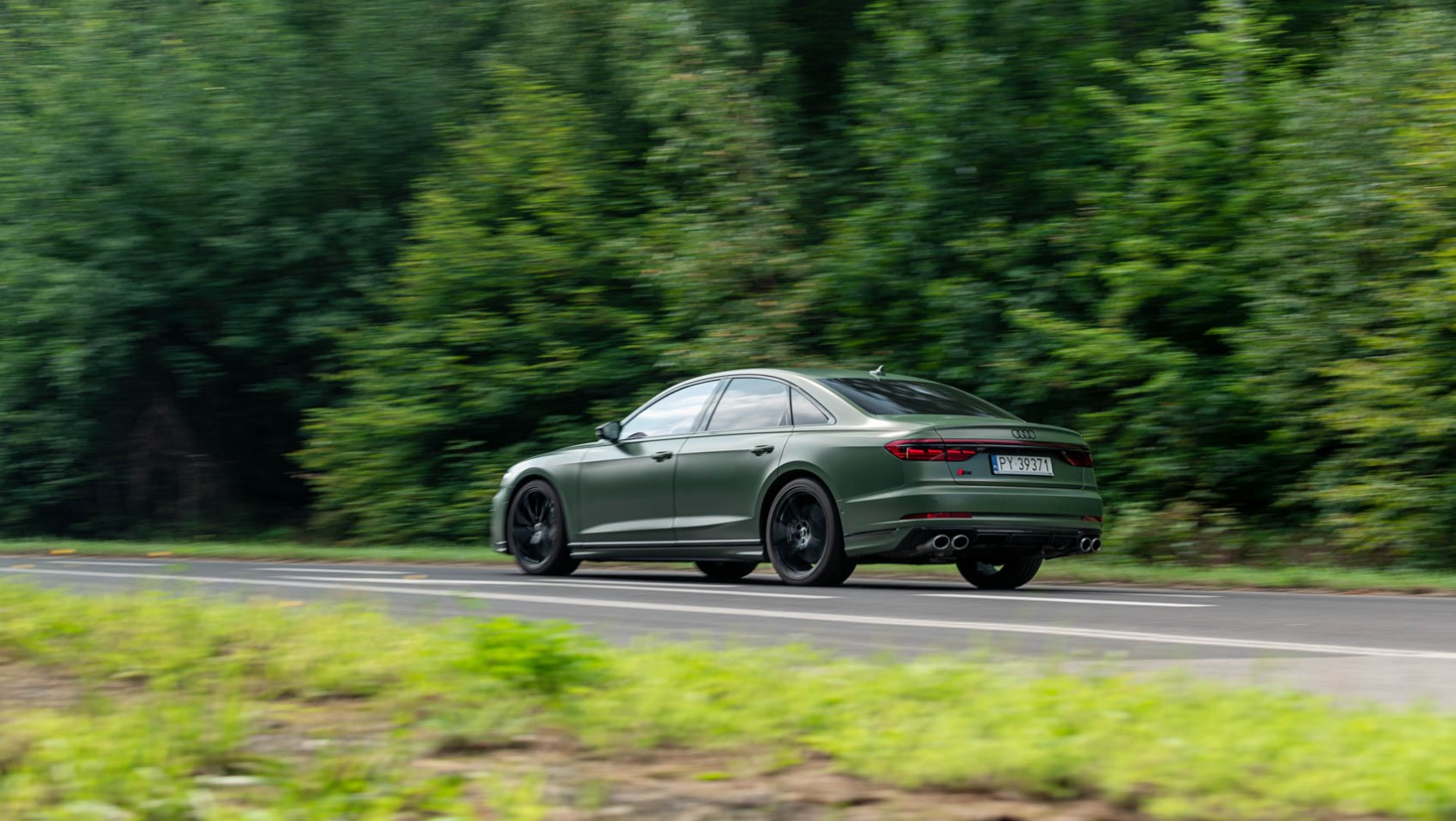 2024 Audi S8 na tle lasu