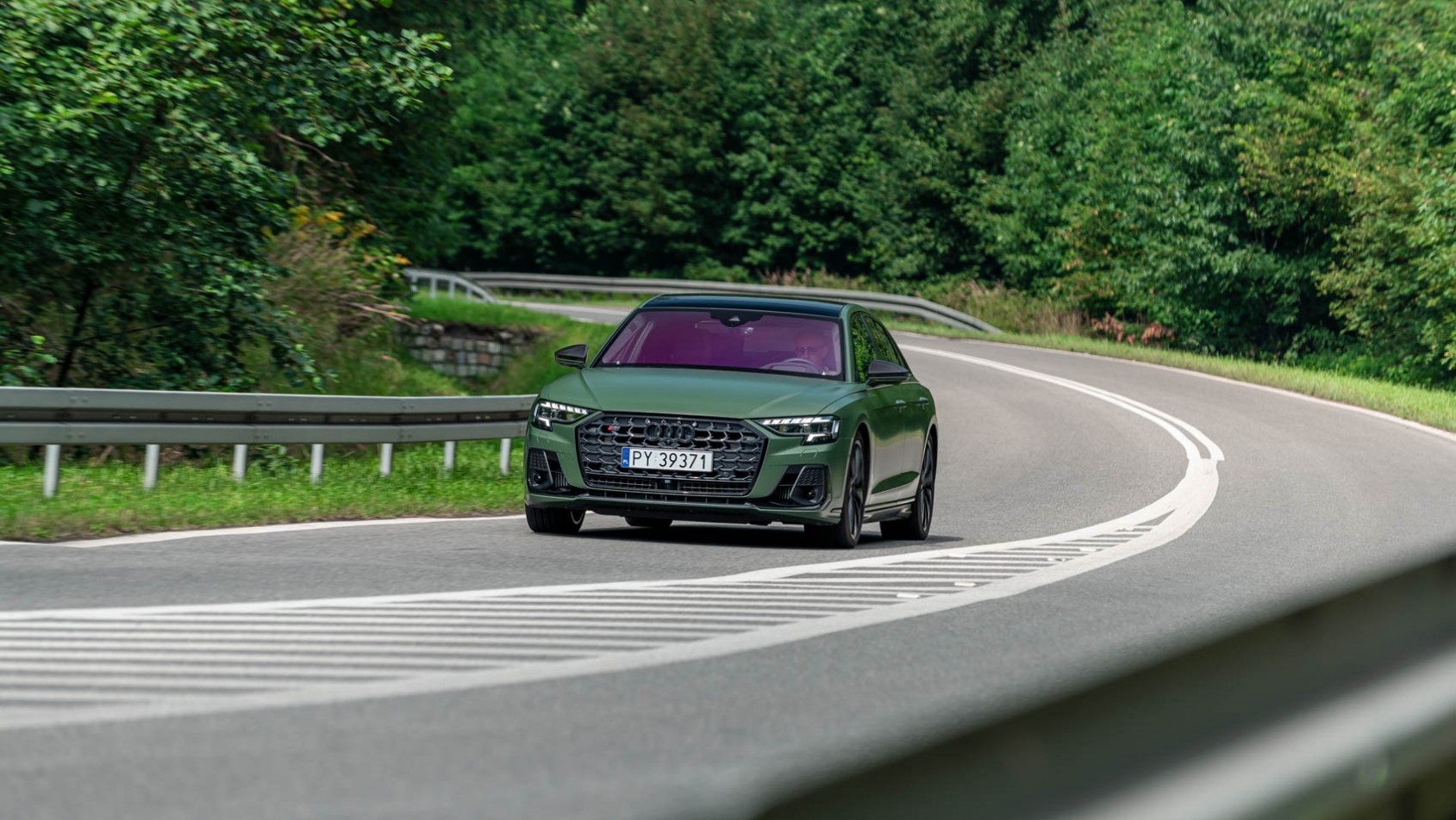 2024 Audi S8 w zakręcie