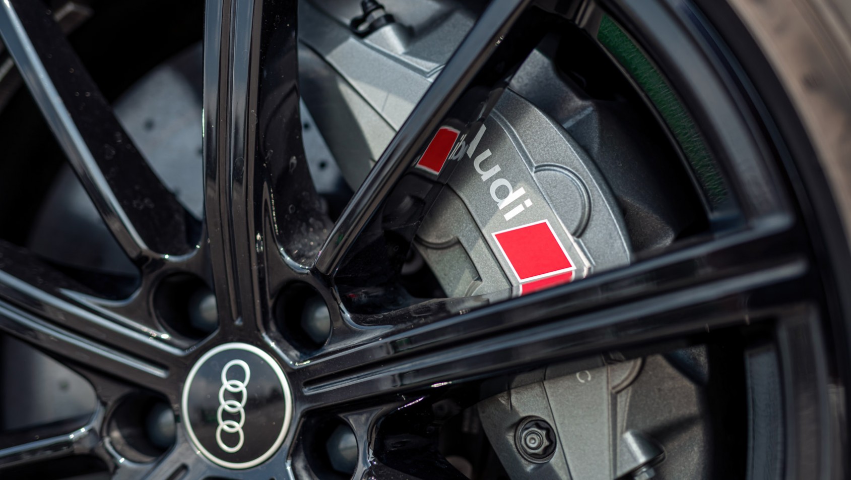 2024 Audi S8 zaciski hamulcowe