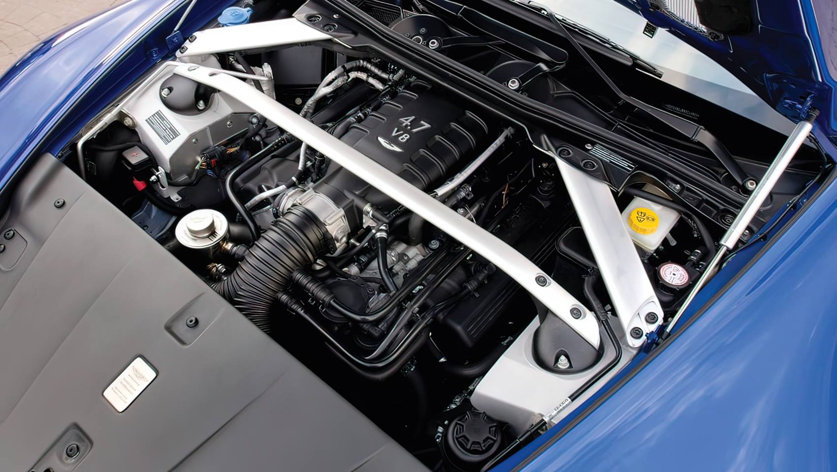 Aston Martin V8 Vantage S silnik