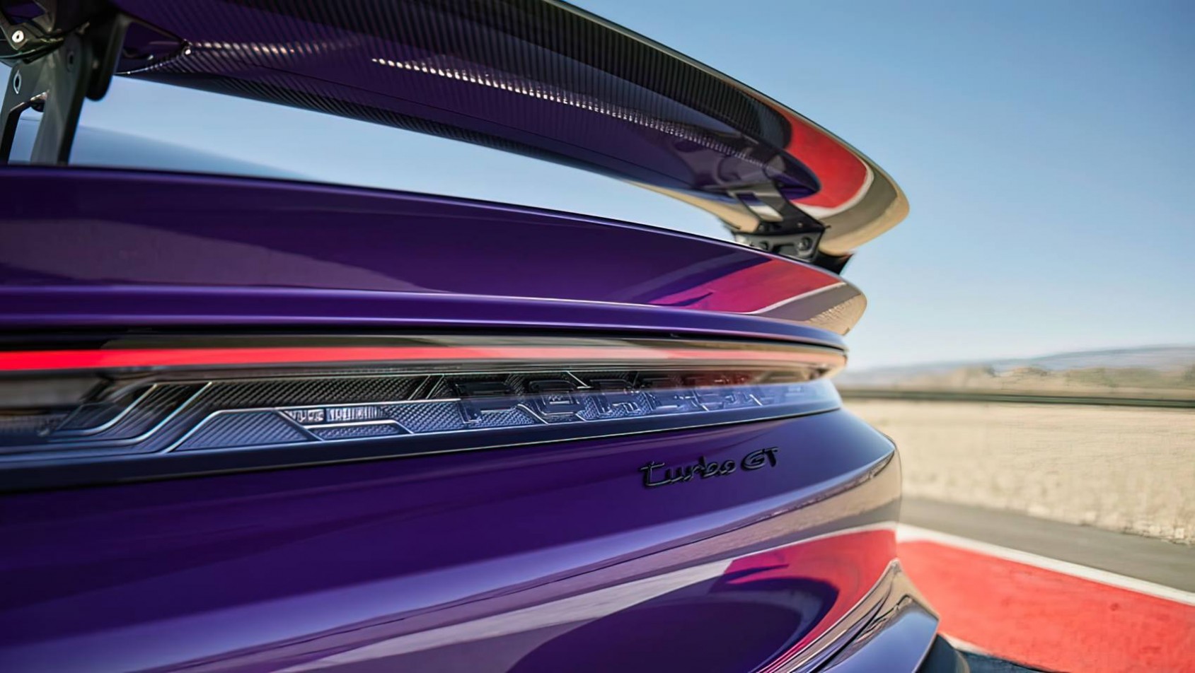 Porsche Taycan Turbo GT detal logotyp