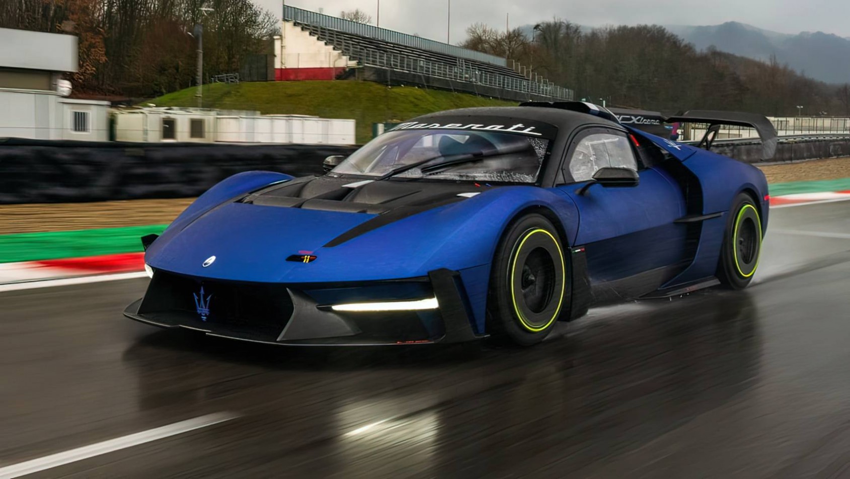 Maserati MCXtrema w deszczu