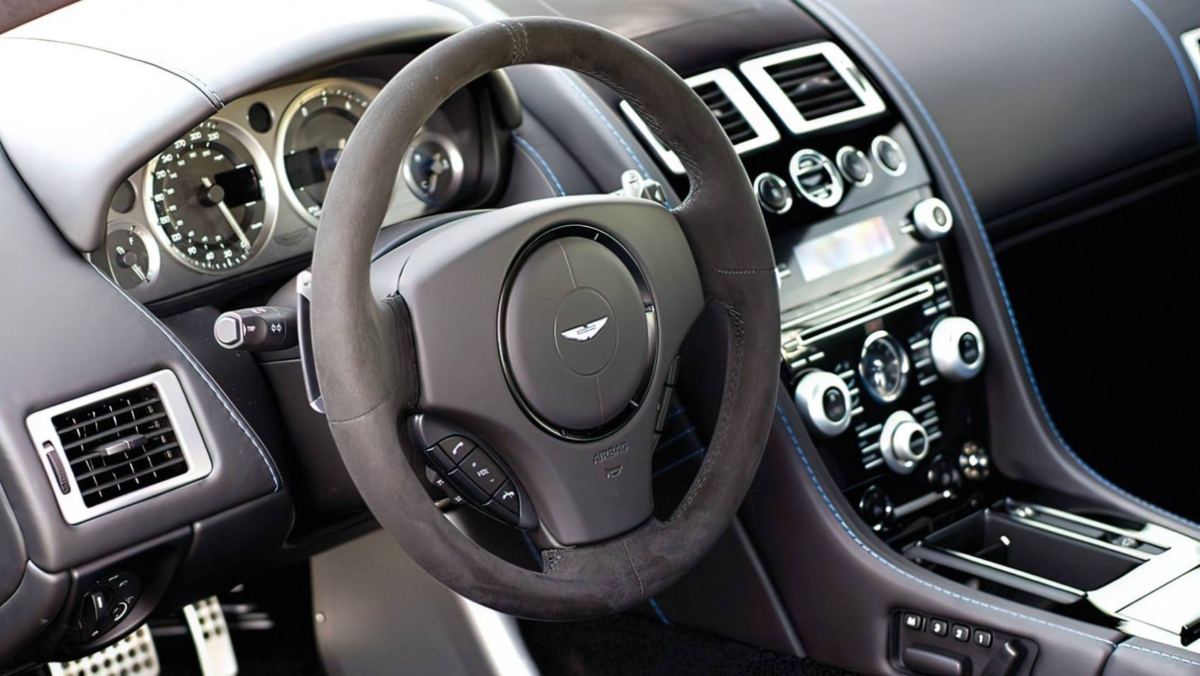 Aston Martin Vantage 2011 Aston Martin Vantage S kokpit