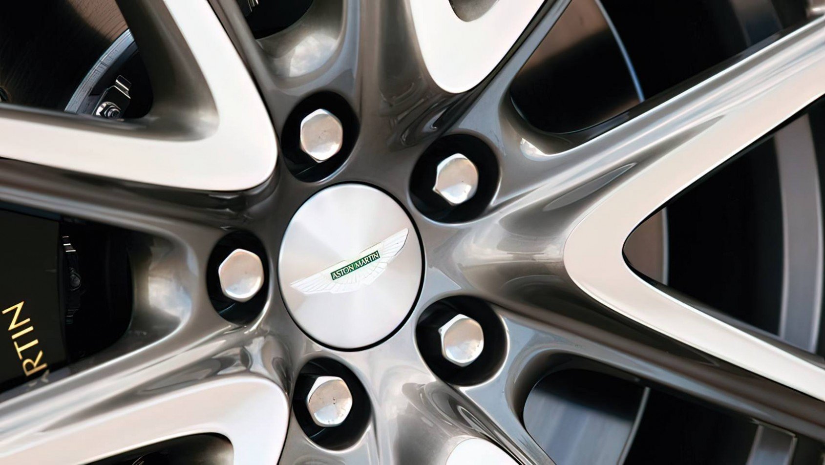 Aston Martin Vantage 2011 Aston Martin Vantage S detal