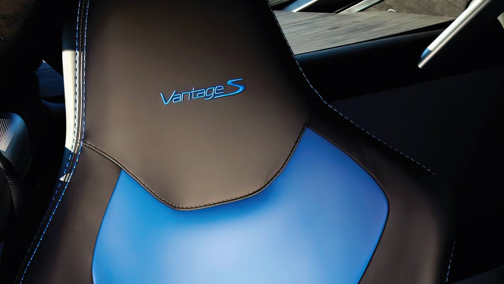 Aston Martin Vantage 2011 Aston Martin Vantage S detal wnętrza