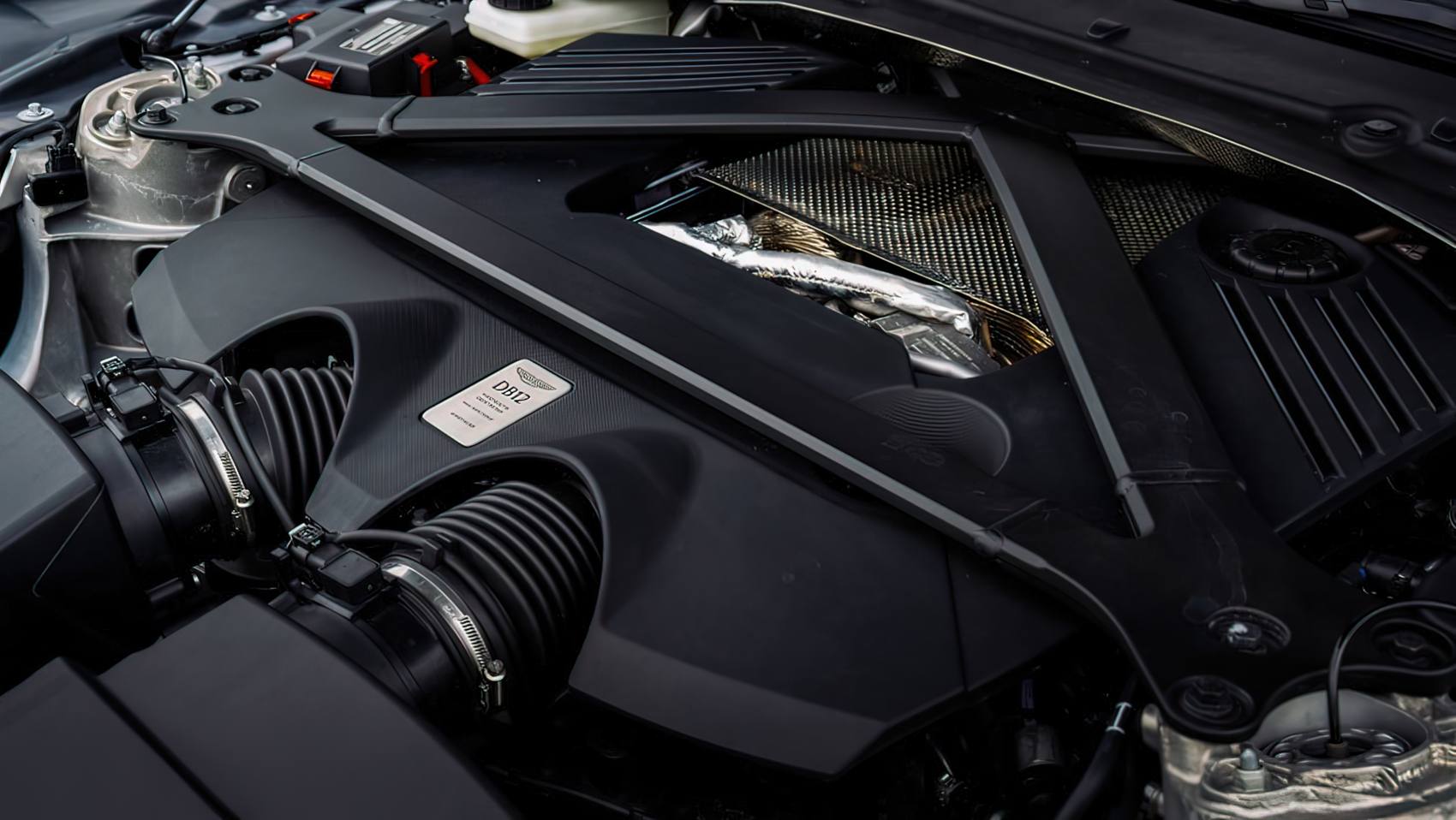Aston Martin DB12 Volante silnik