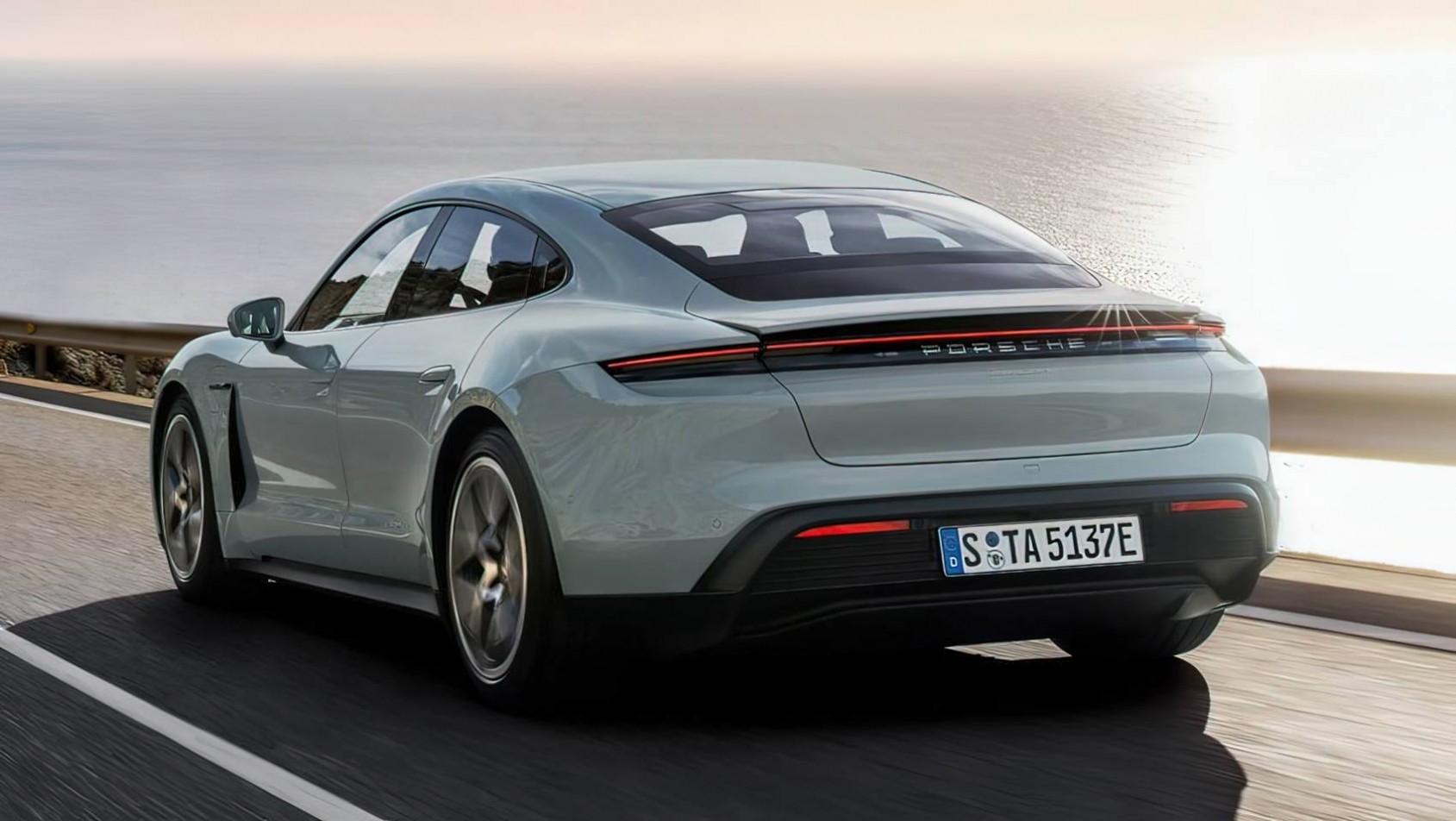 2024 Porsche Taycan na drodze