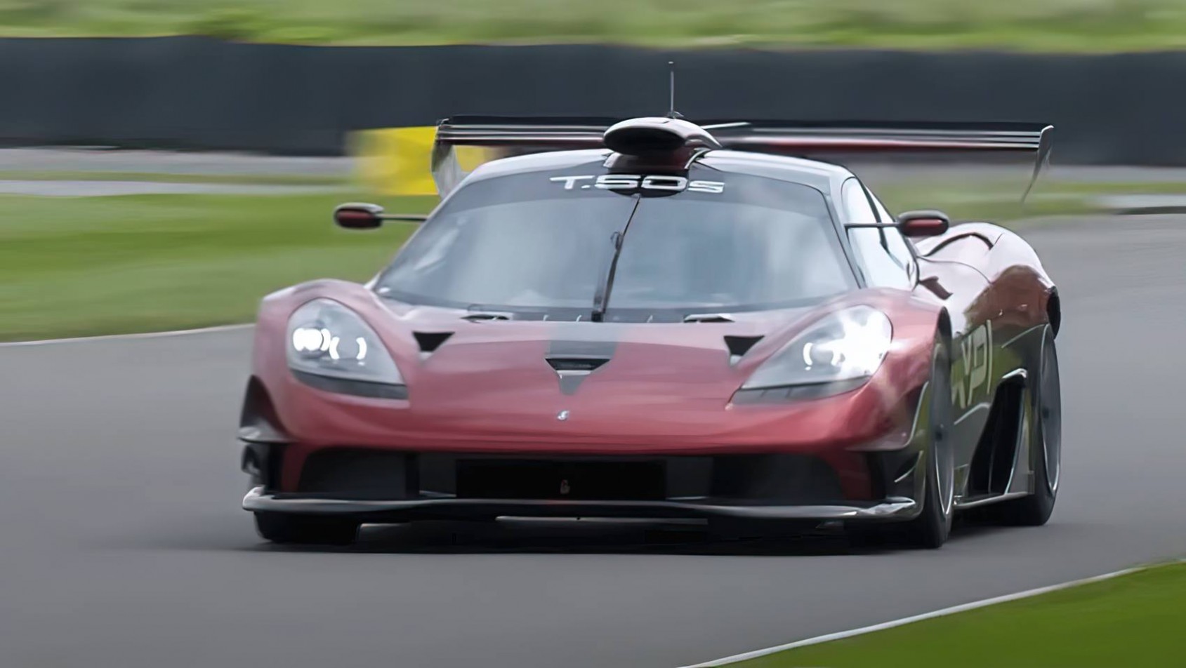 GMA T.50s na torze goodwood