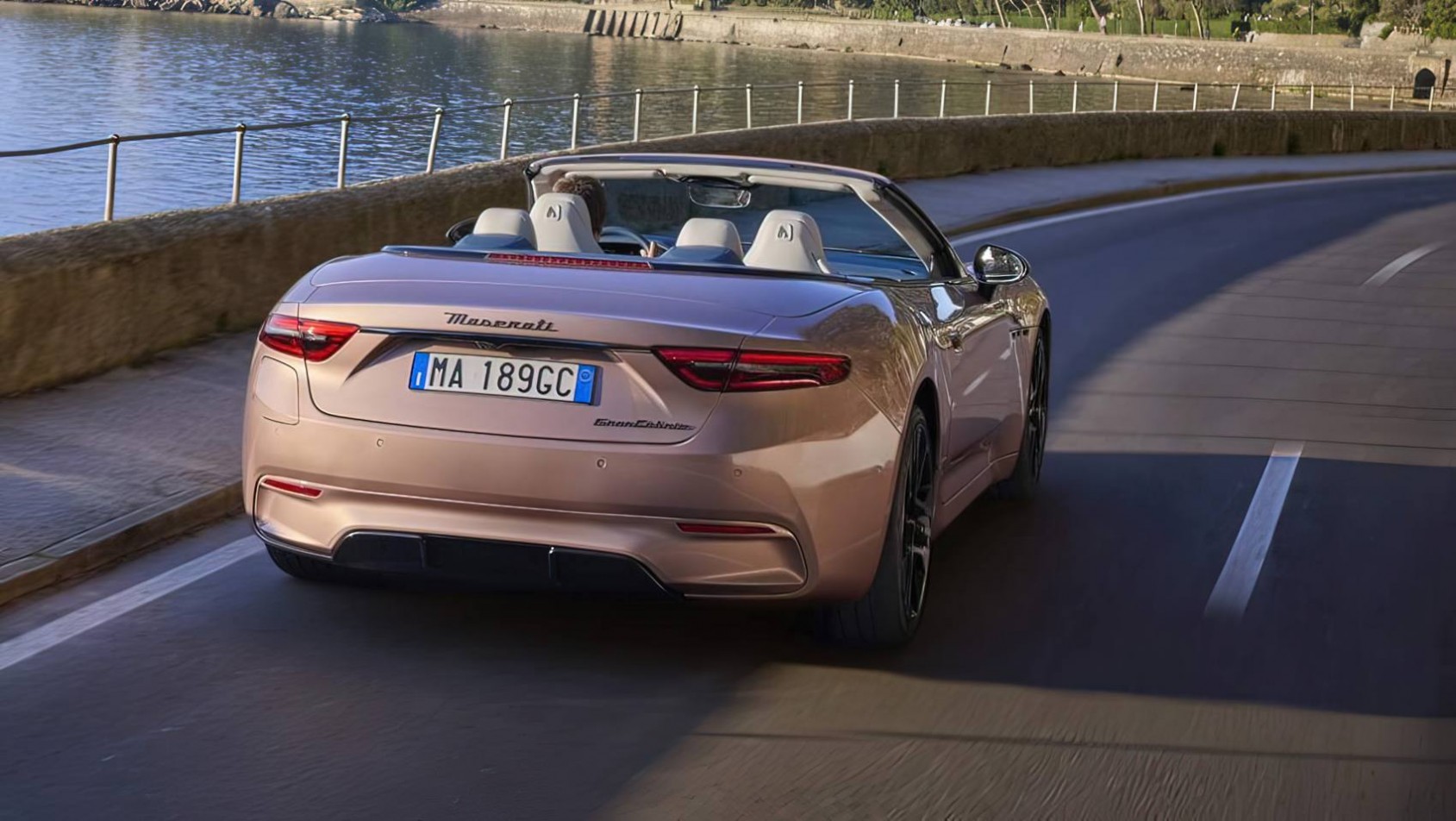 Maserati GranCabrio Folgore otwarty na drodze