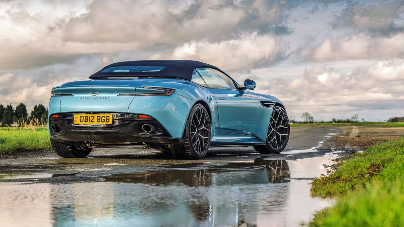 Aston Martin DB12 Aston Martin DB12 Volante sylwetka tył