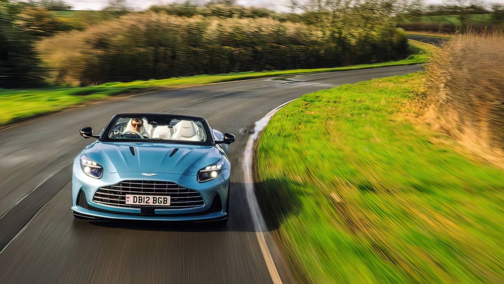 Aston Martin DB12 Aston Martin DB12 Volante jazda