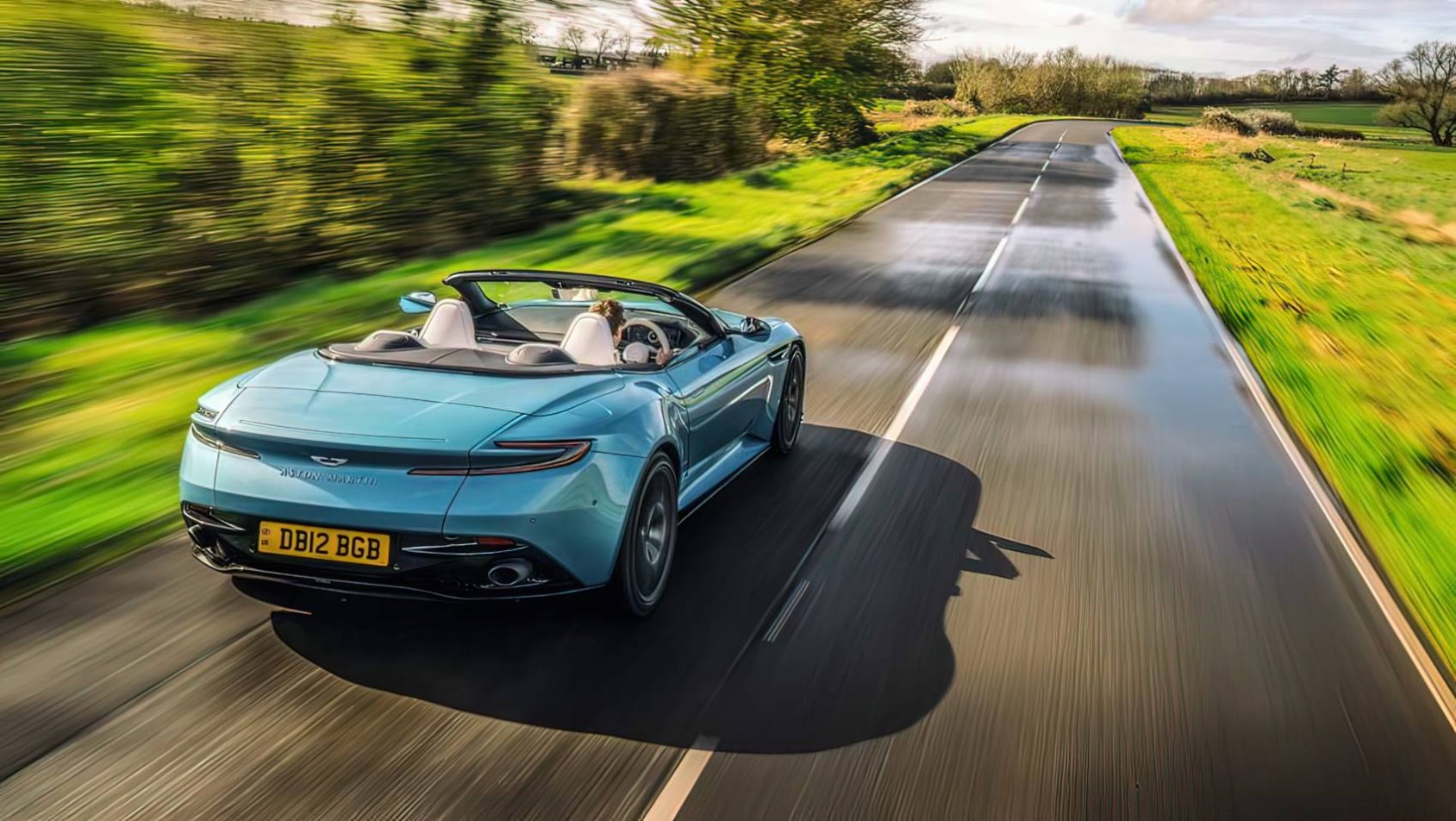 Aston Martin DB12 Aston Martin DB12 Volante osiągi