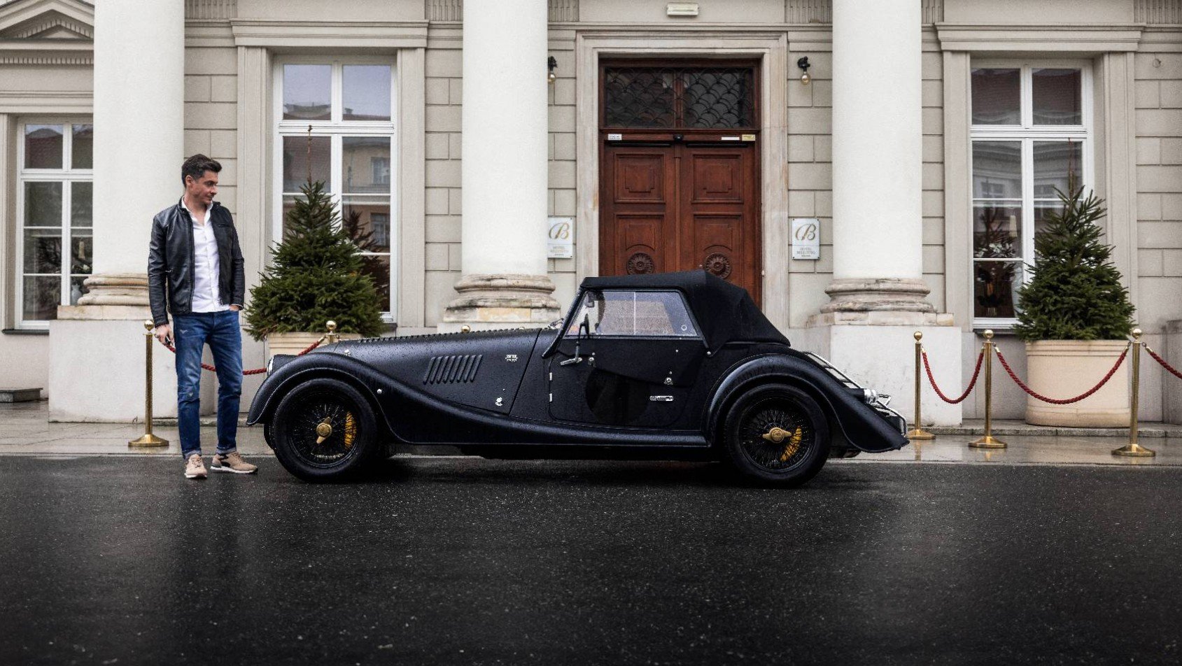 Morgan przed warszawskim hotelem Bellotto