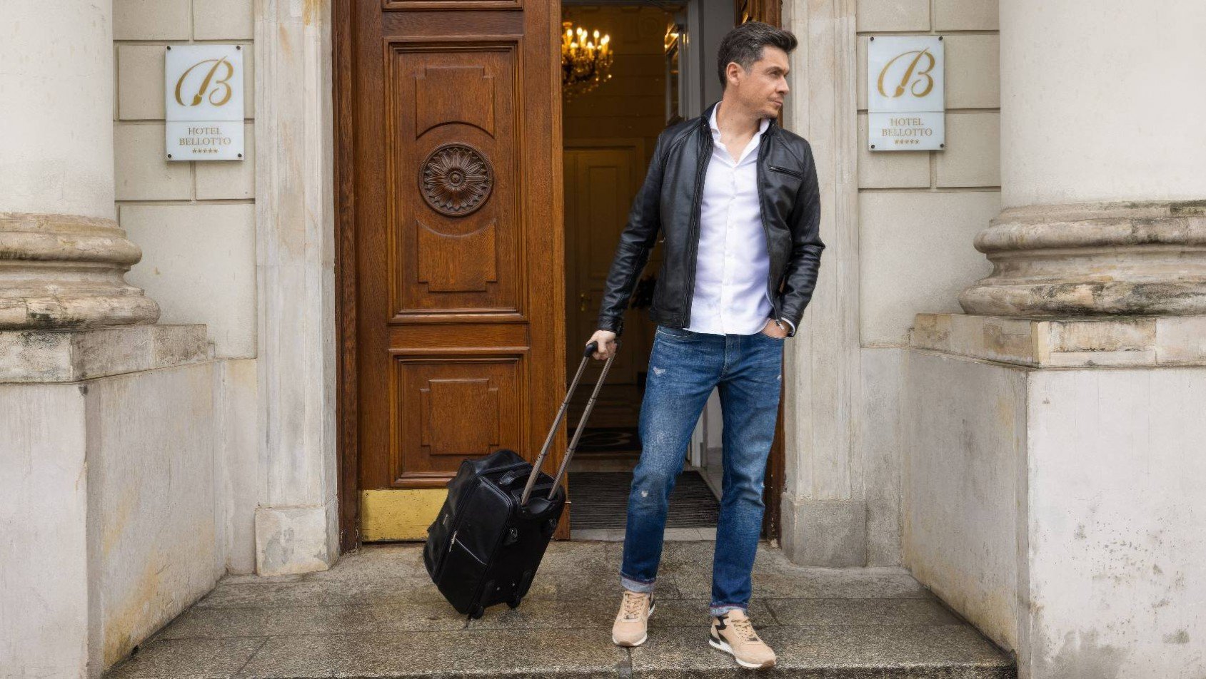 Michał Sztorc przed wejściem do Hotelu Bellotto