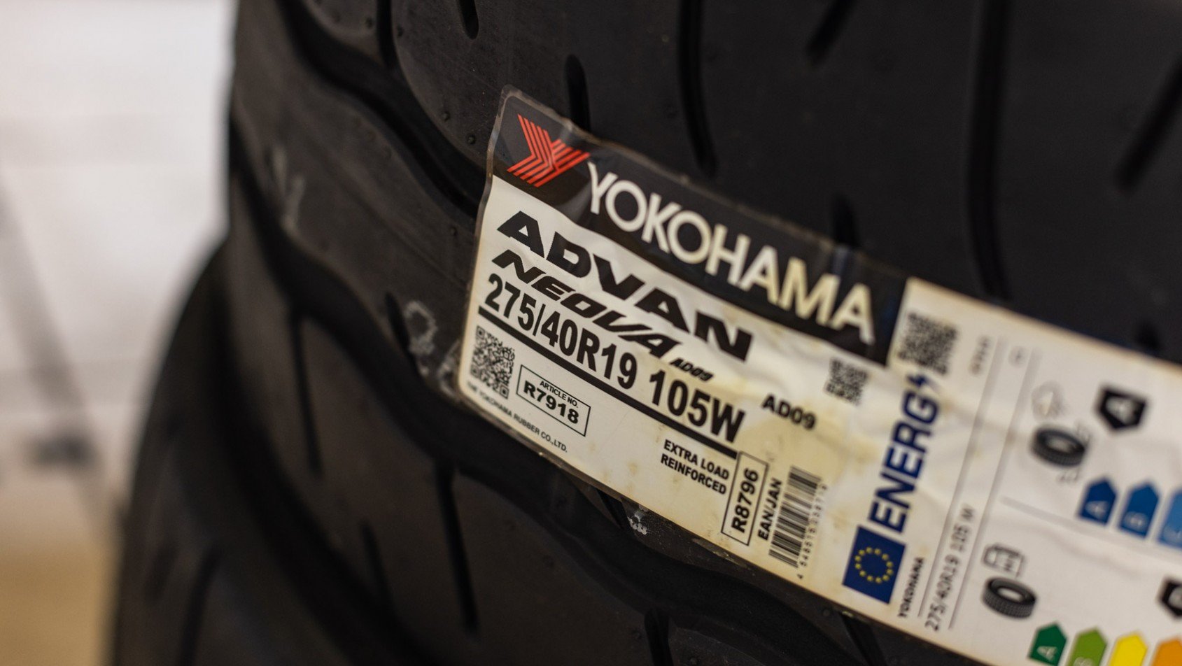 Zbliżenie na oponę Yokohama ADVAN Neova AD09