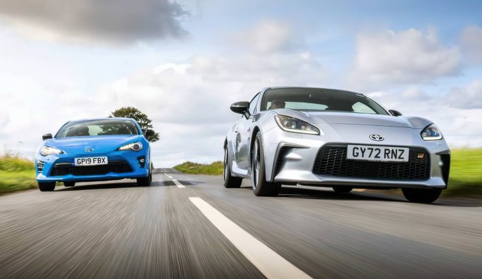 Toyota GR86 v GT86 porównanie