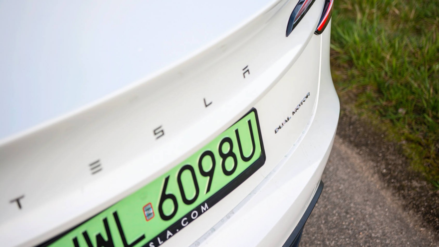 Tesla Model 3 Tesla Model 3 Long Range detal tyłu