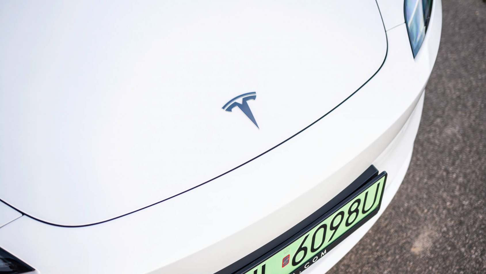 Tesla Model 3 Tesla Model 3 Long Range logo na masce