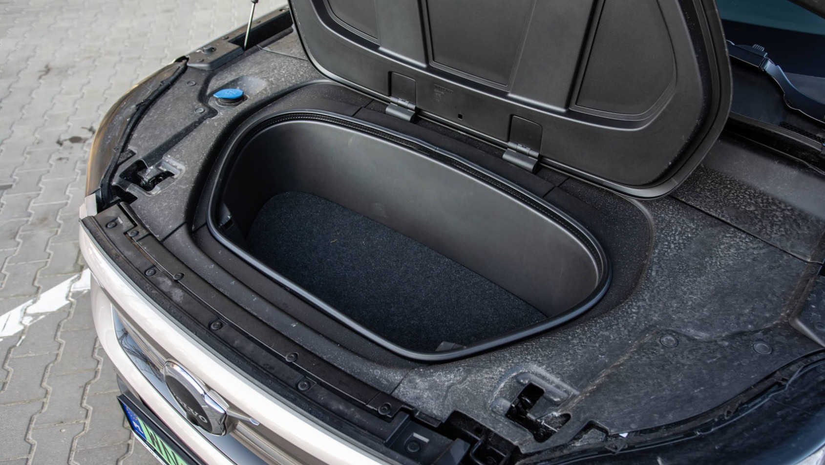 Volvo XC40 Recharge bagażnik przód