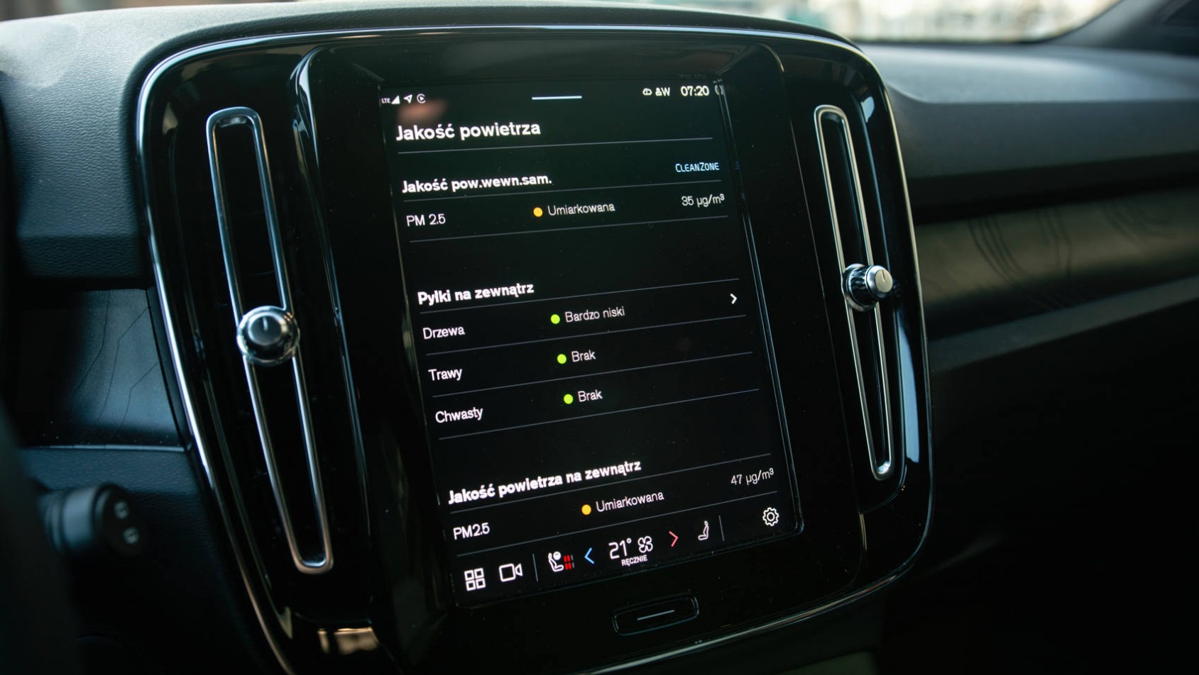 Volvo XC40 Recharge system multimedialny