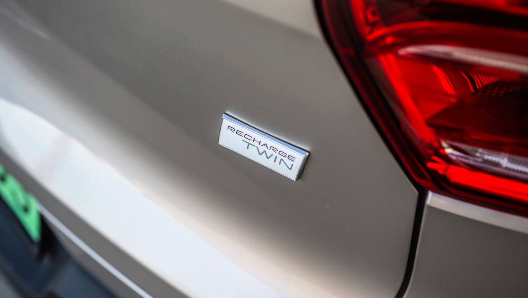 Volvo XC40 Recharge emblemat