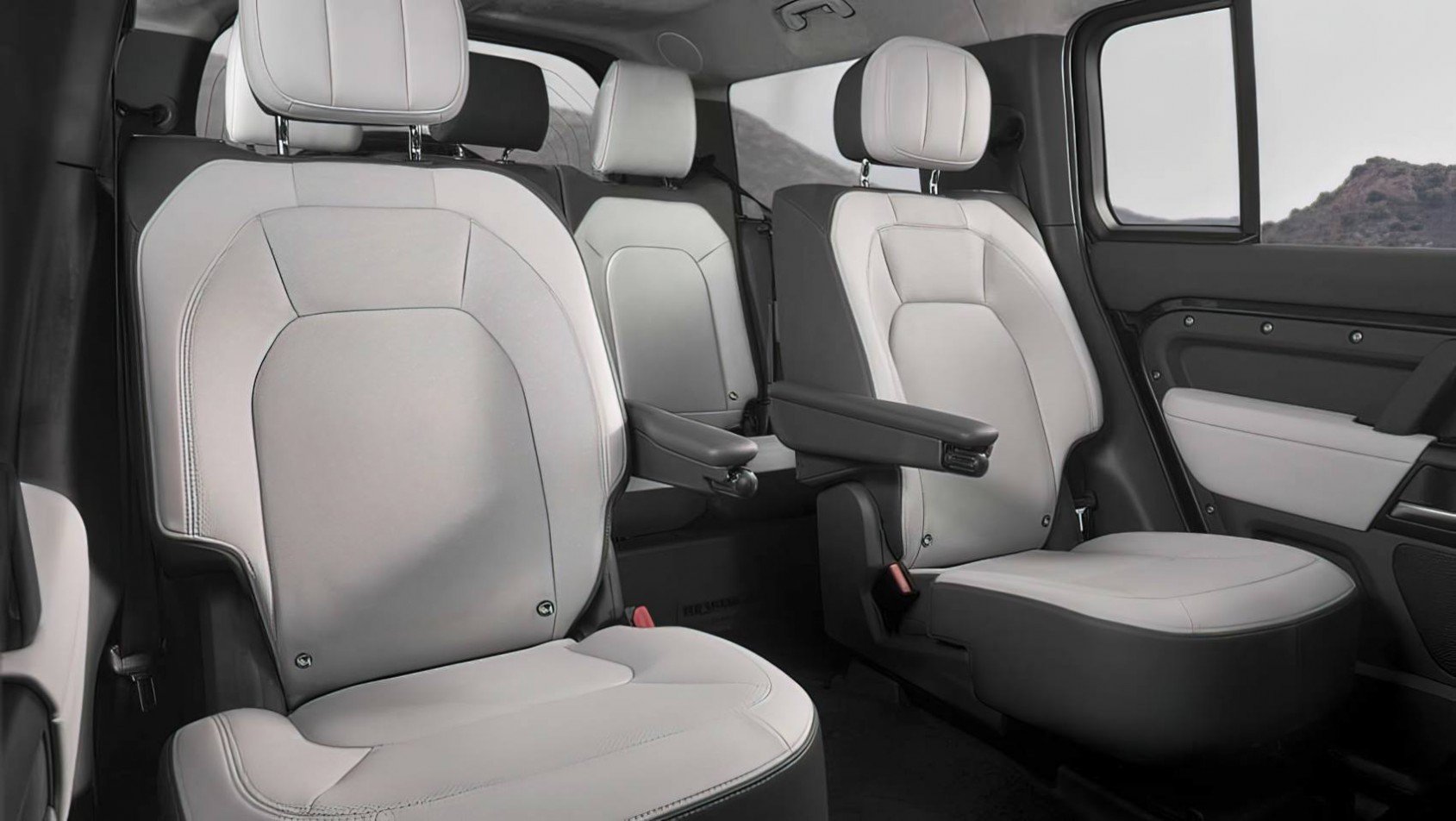 2024 Land Rover Defender fotele kapitańskie