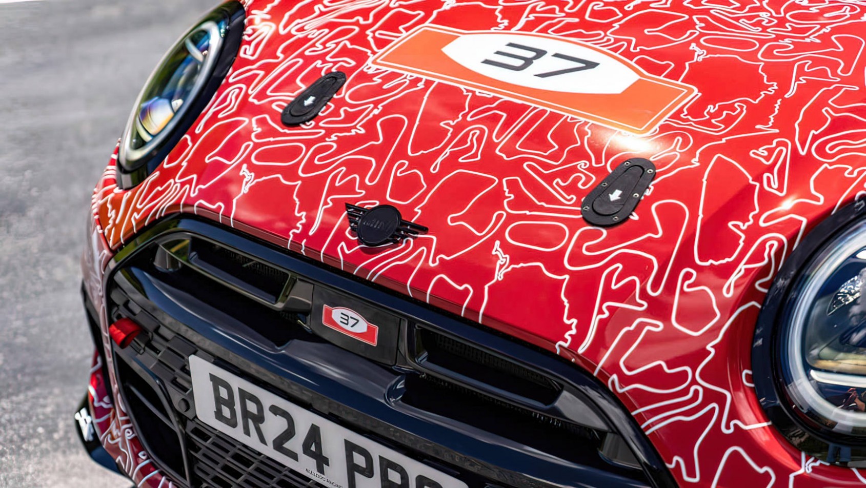 2024 Mini John Cooper Works Pro maska