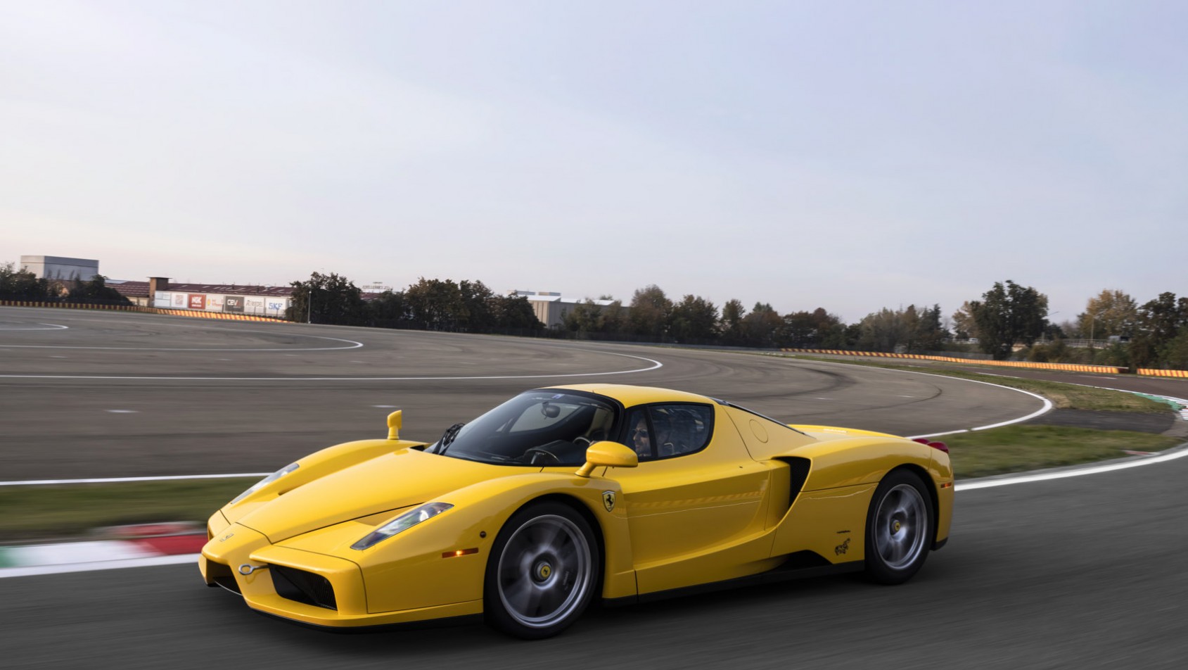 Ferrari Enzo na oponach Pirelli P Zero corsa