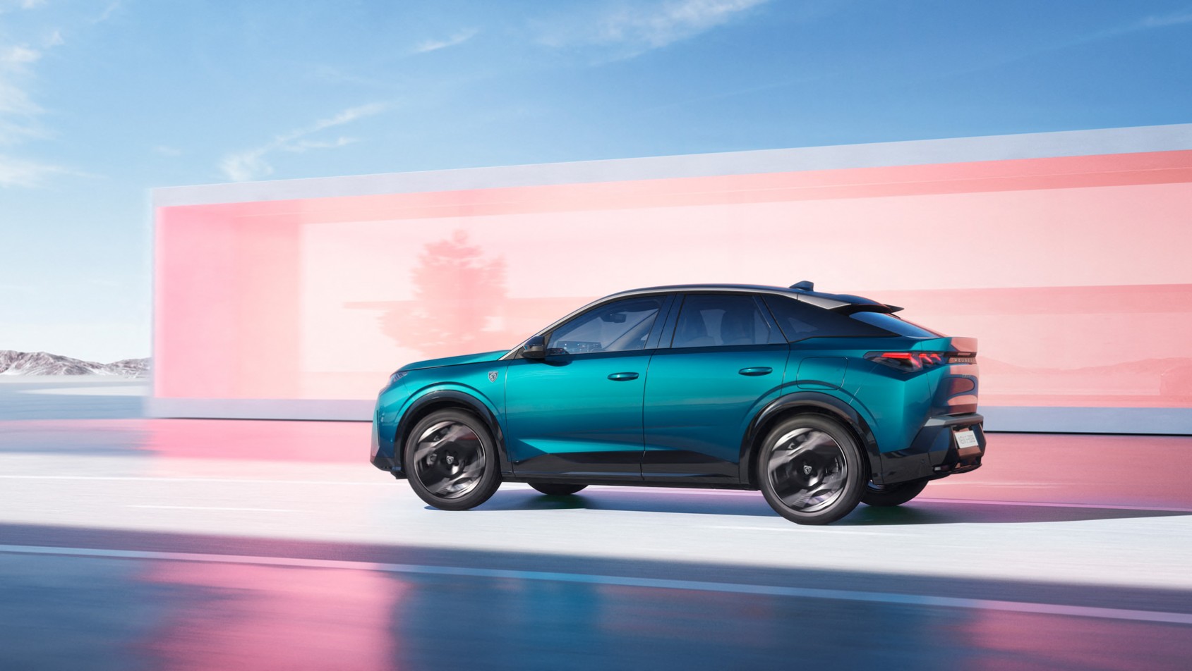 Peugeot E-3008 Peugeot E-3008 w trakcie jazdy