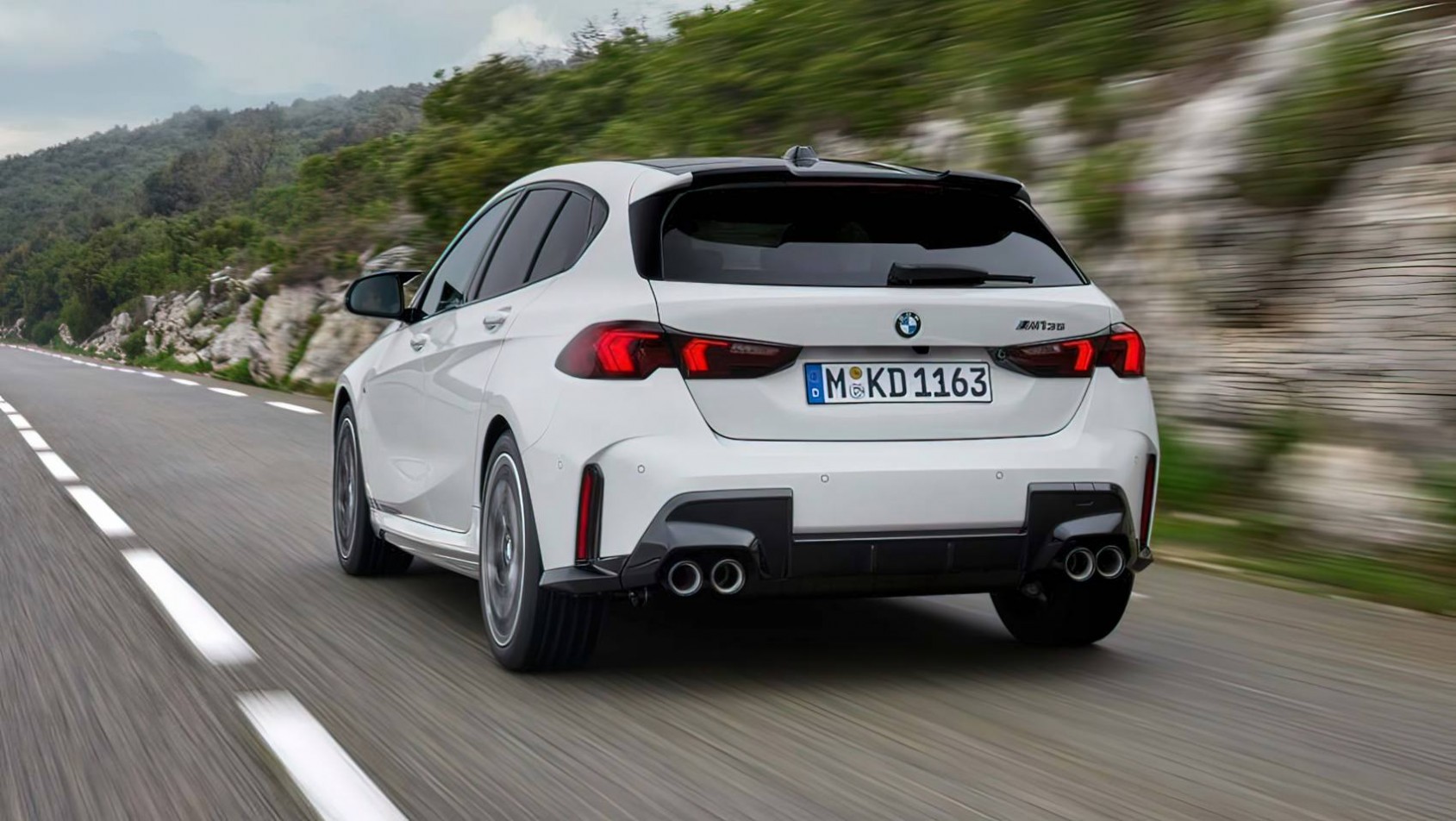 2024 BMW M135 xDrive tył