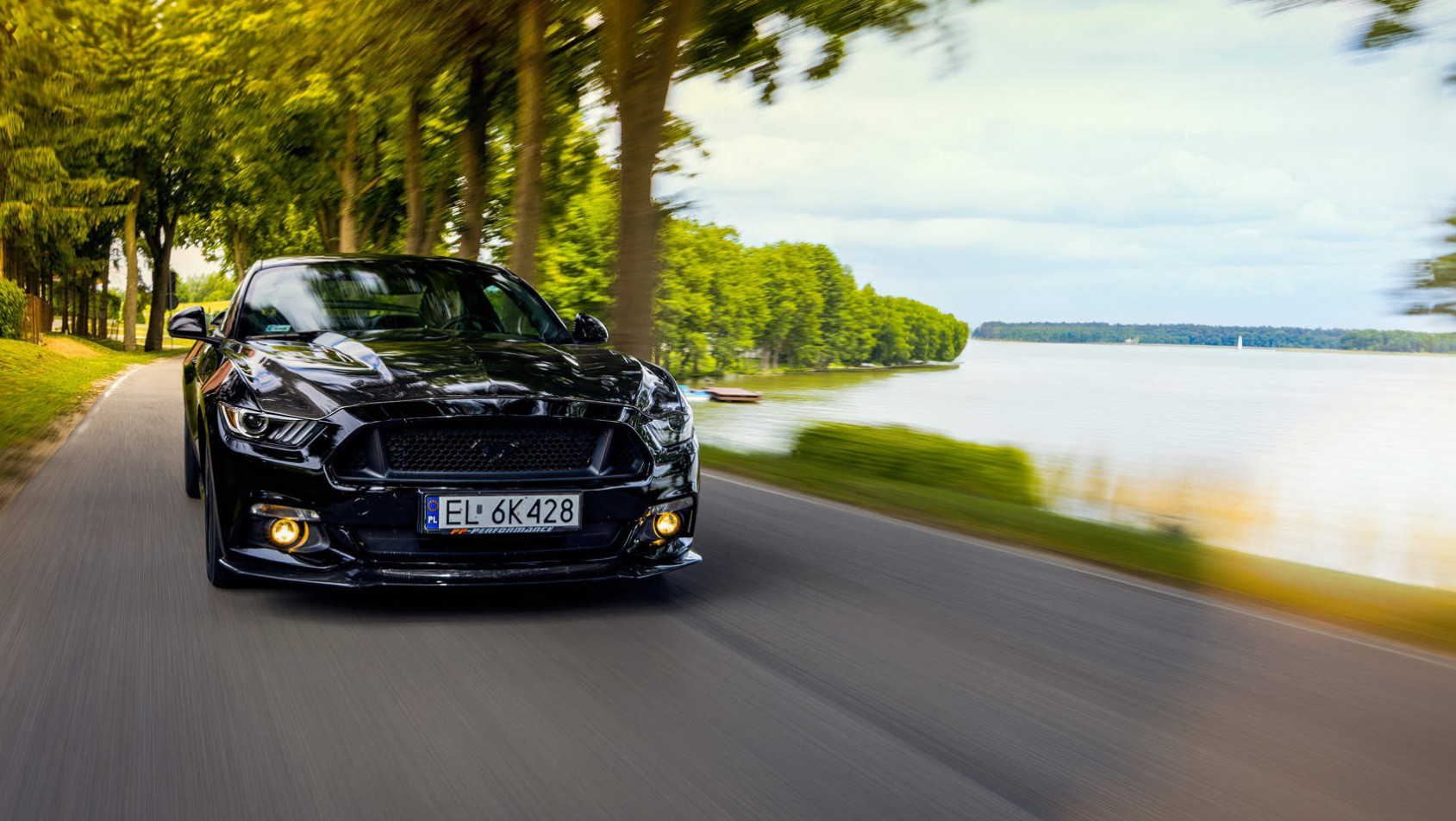 Mustang GT na oponach ADVAN Neova AD09