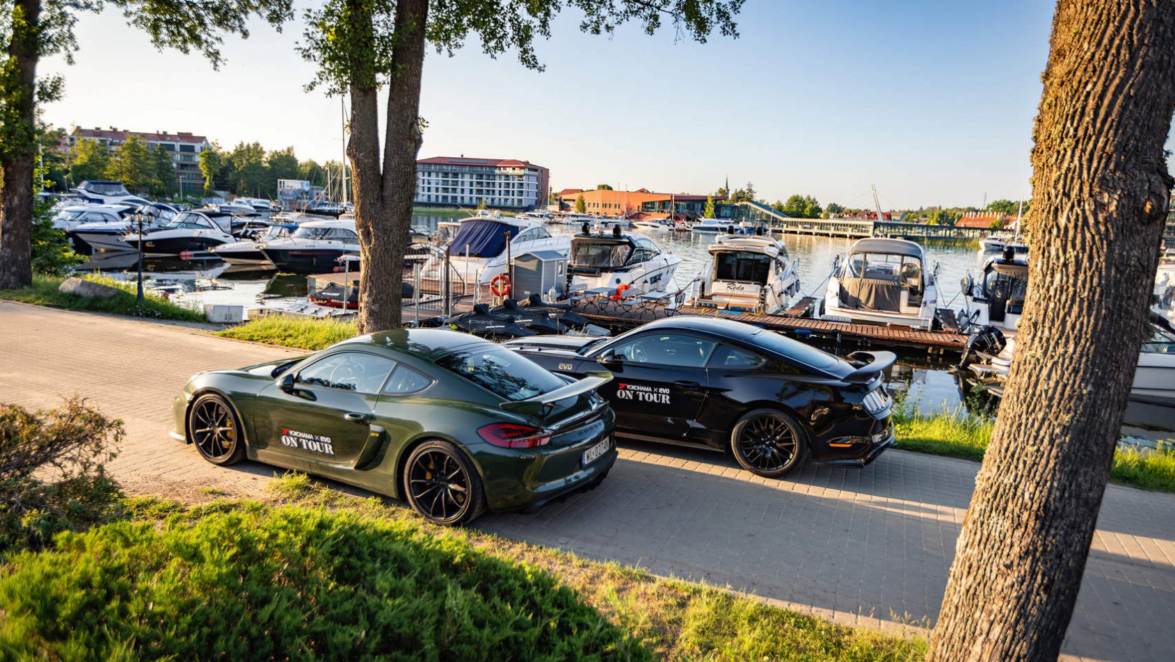 Widok z hotelu na przystań i nasze auta - Yokohama on Tour