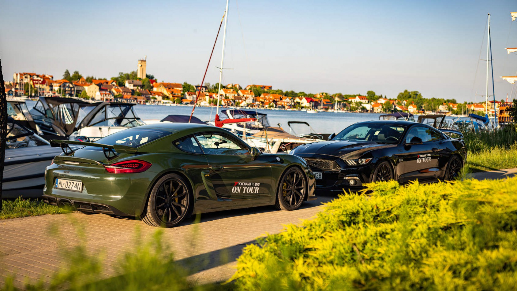 Zaparkowane auta przed hotelową mariną