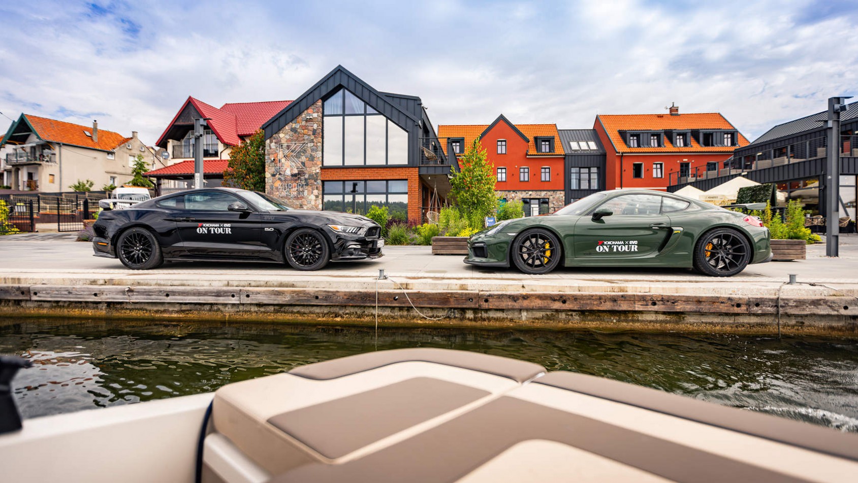 Auta w przystani w Mikołajkach