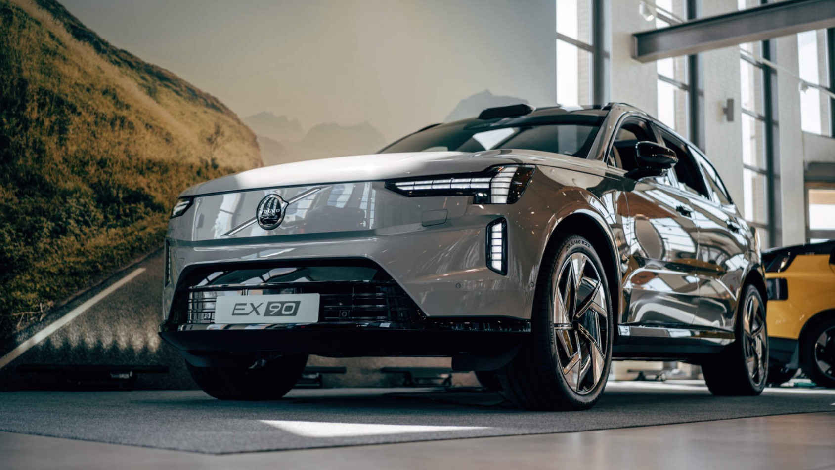 Volvo EX90 - front auta