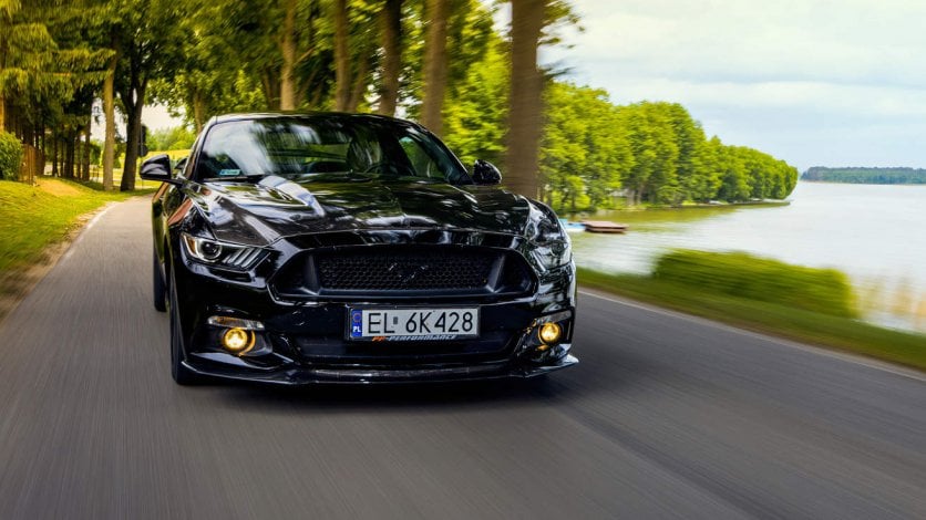 Mustang GT na oponach ADVAN Neova AD09