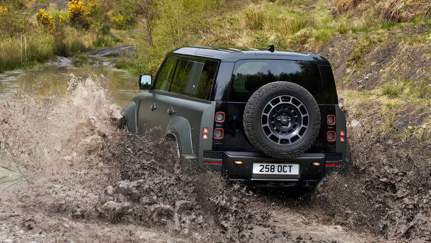 Land Rover Defender Octa V8 w wodzie