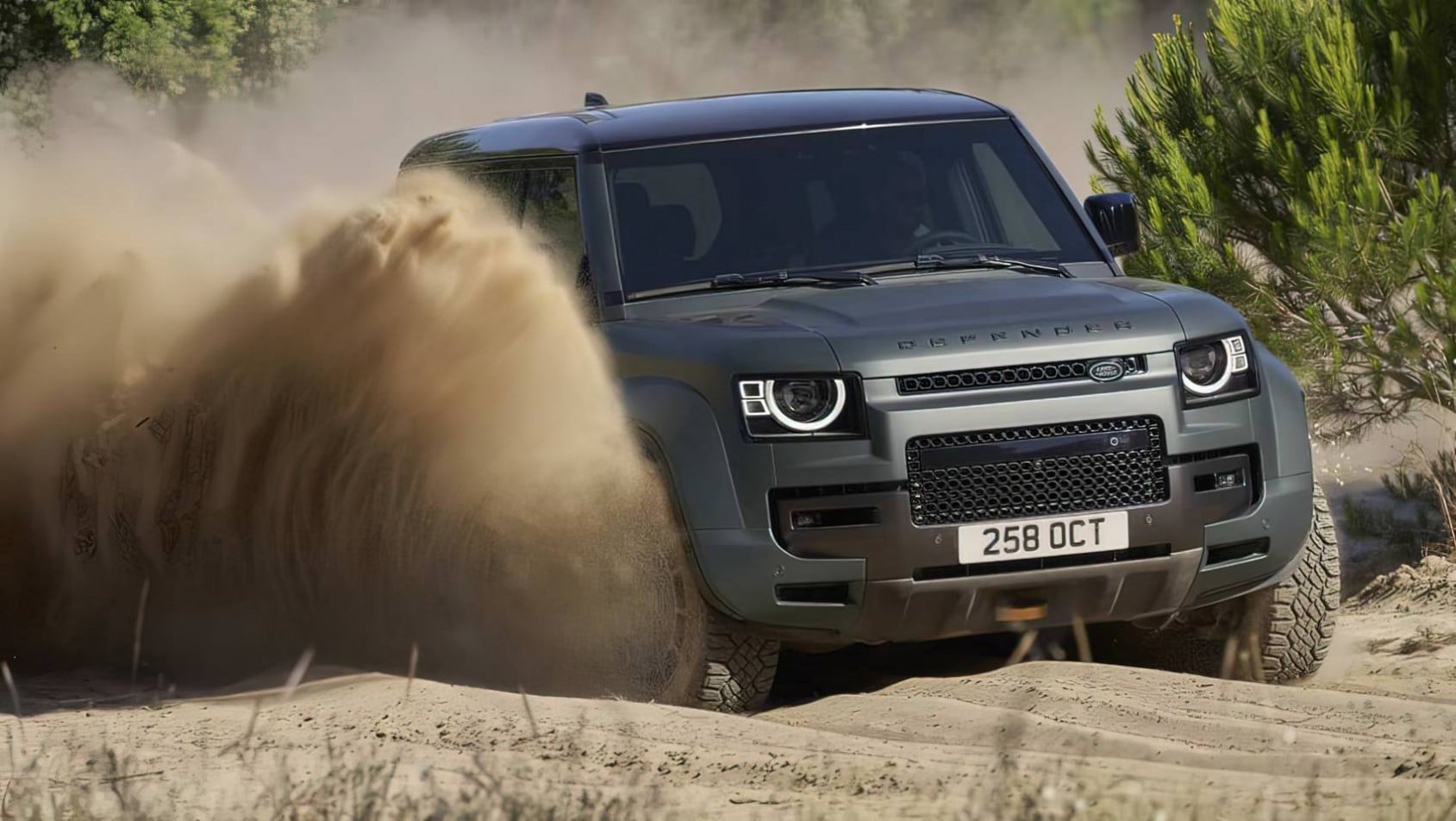 Land Rover Defender Octa V8 na piasku