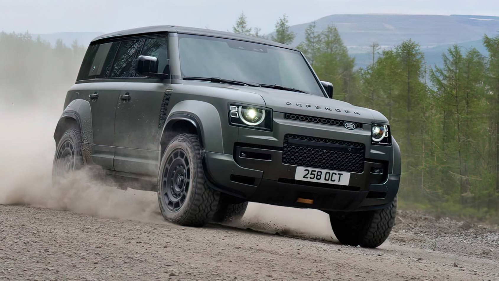 Land Rover Defender Octa V8 na szutrze