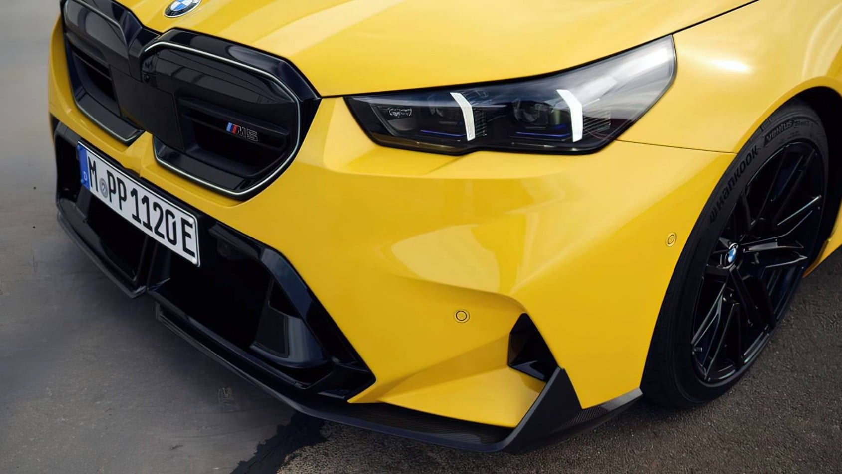 BMW M5 G90 M Performance żółty lakier