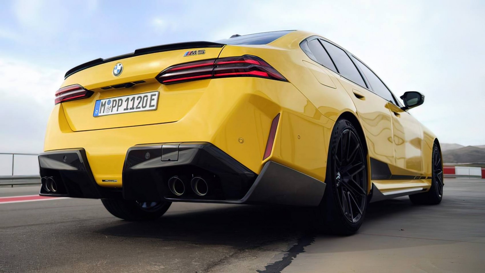 BMW M5 G90 z akcesoriami M Performance