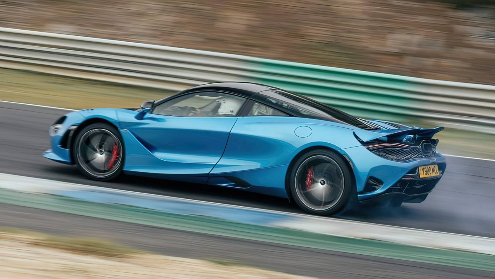 McLaren 750S coupe na torze